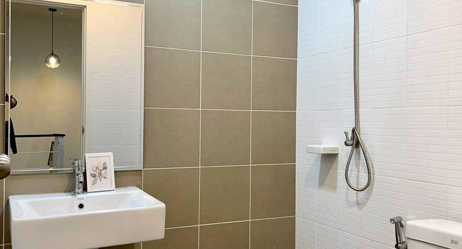 Casa adosada en venta de 3 habitaciones en Si Racha, Chonburi