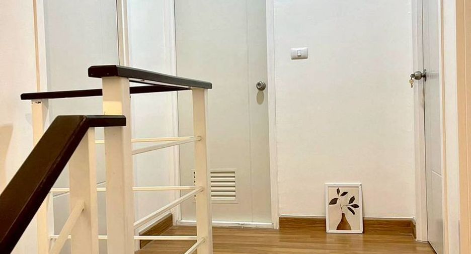 Casa adosada en venta de 3 habitaciones en Si Racha, Chonburi