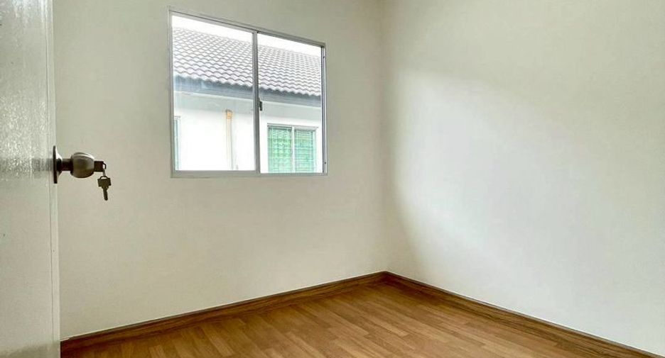 Casa adosada en venta de 3 habitaciones en Si Racha, Chonburi