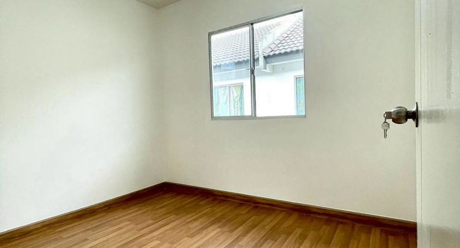Casa adosada en venta de 3 habitaciones en Si Racha, Chonburi