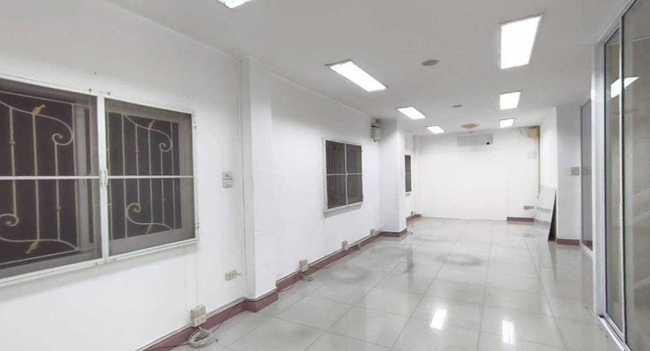 À vendre 4 chambres maison de ville à Don Mueang, Bangkok