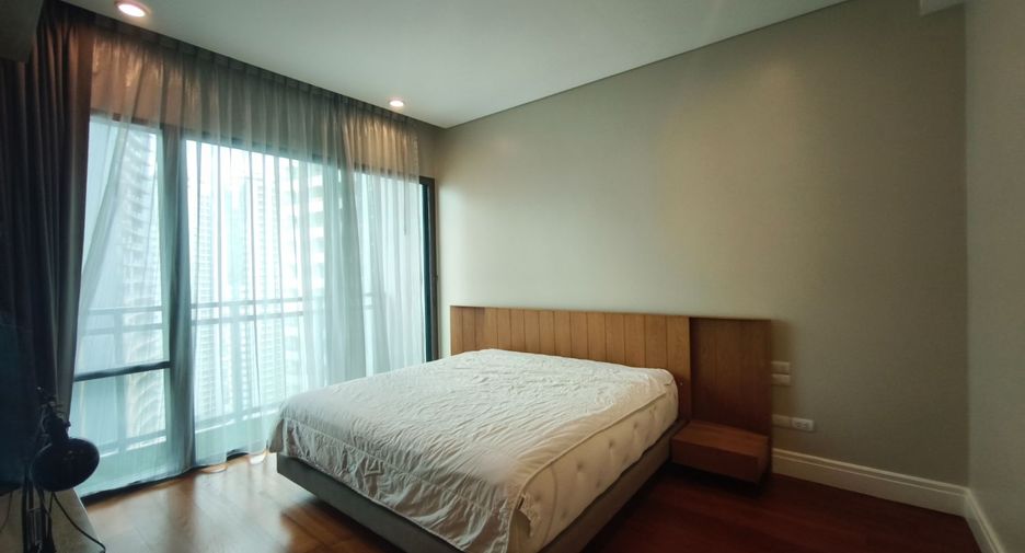 For rent 3 bedrooms condo in Khlong Toei, Bangkok