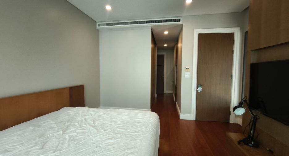 For rent 3 bedrooms condo in Khlong Toei, Bangkok