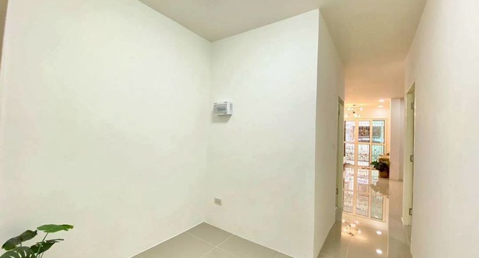 Casa adosada en venta de 3 habitaciones en Si Racha, Chonburi