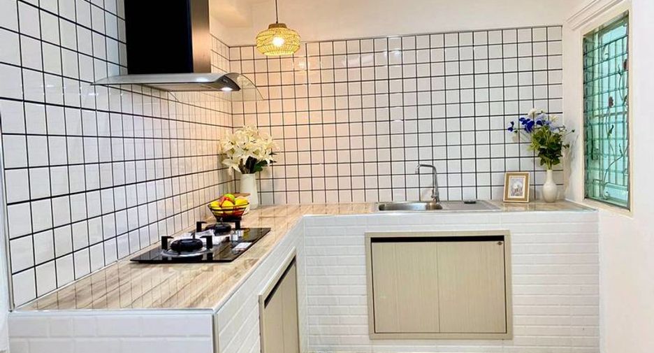 Casa adosada en venta de 3 habitaciones en Si Racha, Chonburi