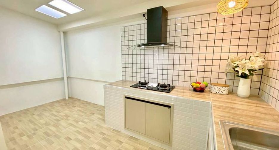 Casa adosada en venta de 3 habitaciones en Si Racha, Chonburi