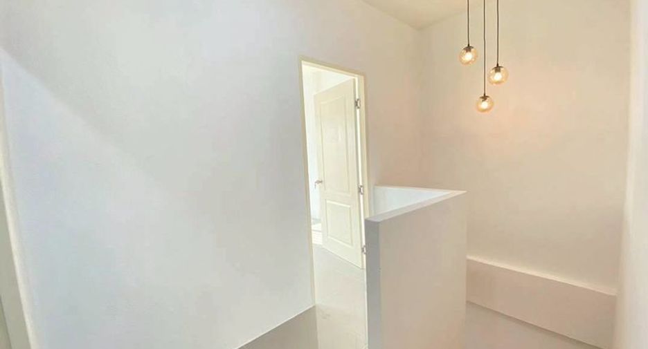 Casa adosada en venta de 3 habitaciones en Si Racha, Chonburi