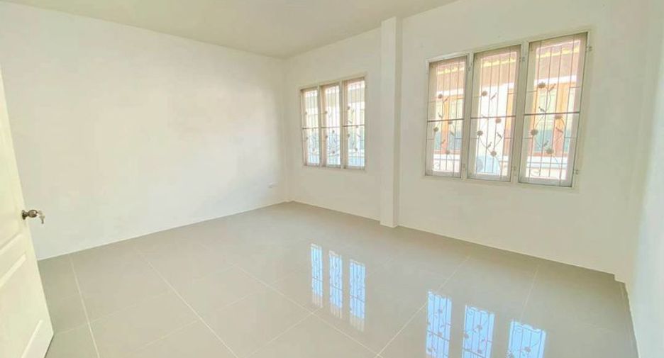Casa adosada en venta de 3 habitaciones en Si Racha, Chonburi