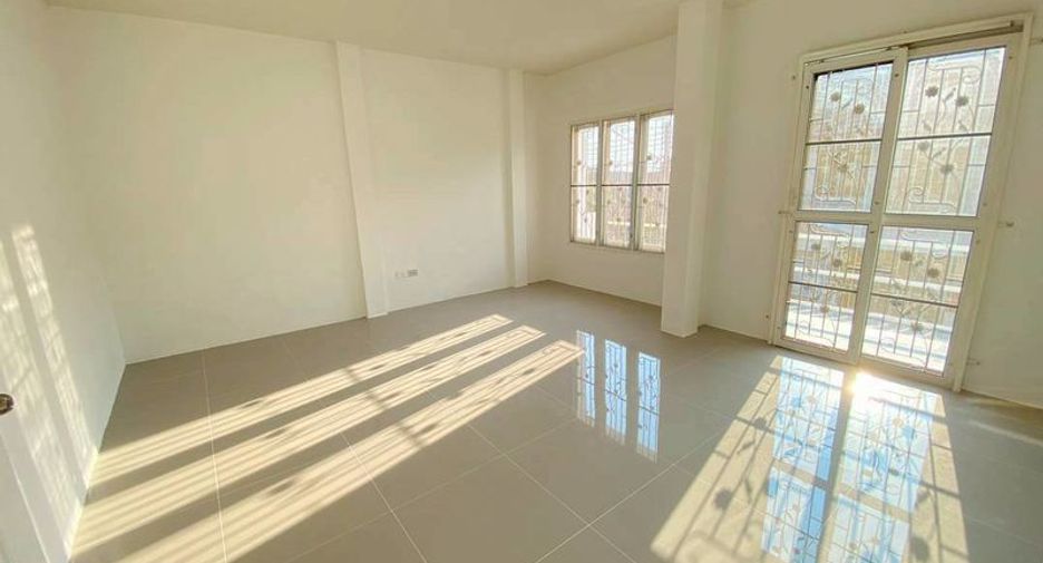 Casa adosada en venta de 3 habitaciones en Si Racha, Chonburi