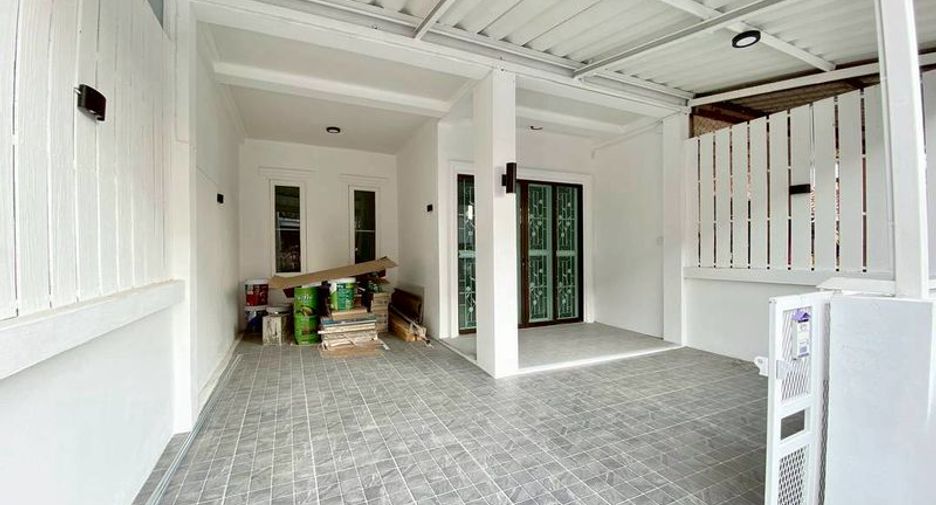 Casa adosada en venta de 3 habitaciones en Si Racha, Chonburi