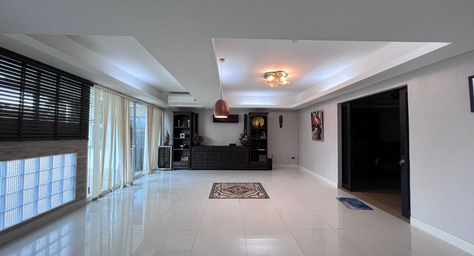 For rent 3 bedrooms condo in Bang Lamung, Chonburi
