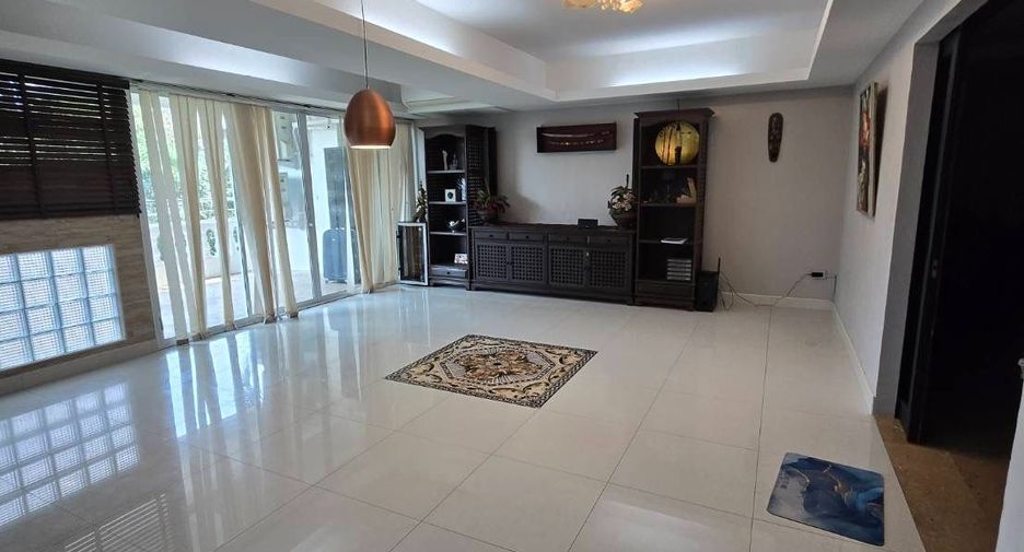 For rent 3 bedrooms condo in Bang Lamung, Chonburi