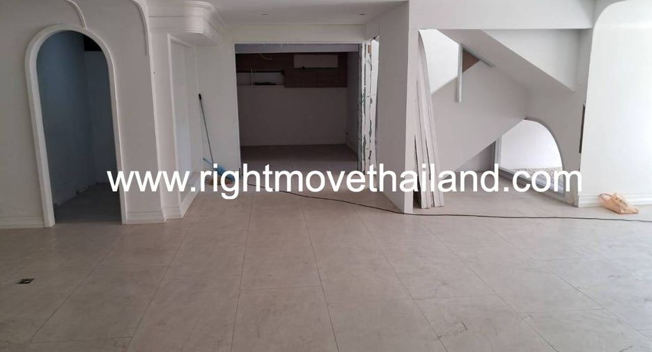 For rent 4 bedrooms retail Space in Pathum Wan, Bangkok