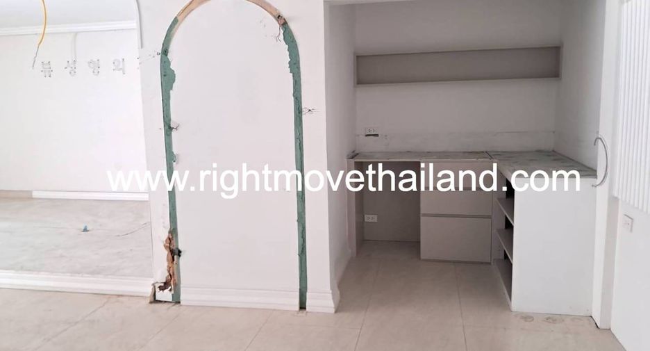 For rent 4 bedrooms retail Space in Pathum Wan, Bangkok