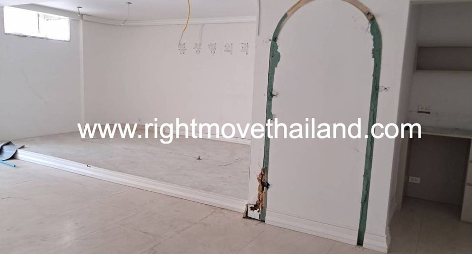 For rent 4 bedrooms retail Space in Pathum Wan, Bangkok