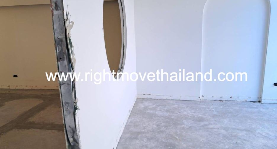 For rent 4 bedrooms retail Space in Pathum Wan, Bangkok