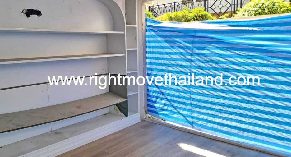 For rent 4 bedrooms retail Space in Pathum Wan, Bangkok