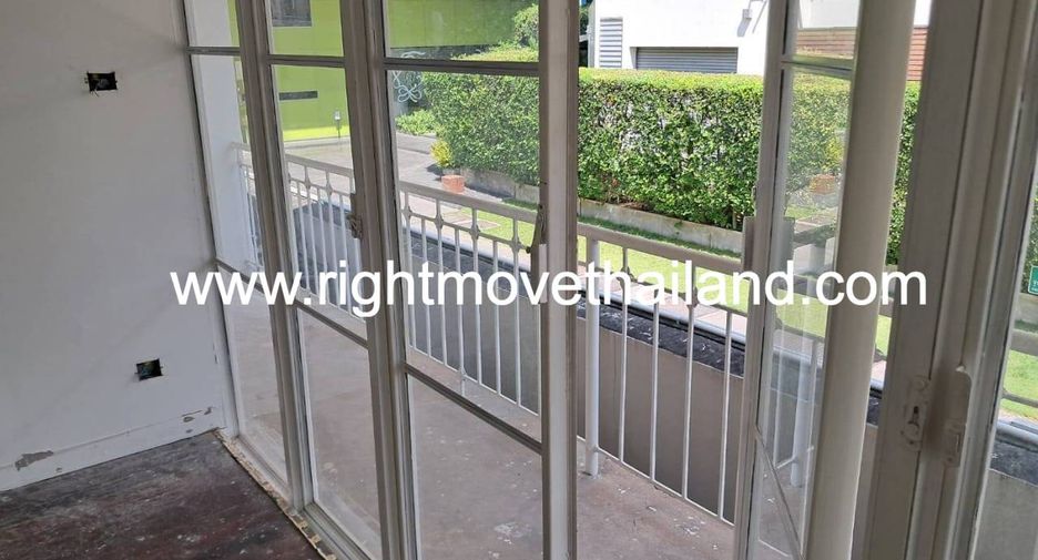 For rent 4 bedrooms retail Space in Pathum Wan, Bangkok