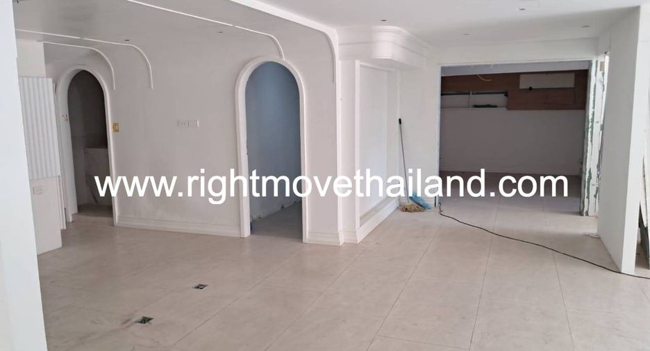 For rent 4 bedrooms retail Space in Pathum Wan, Bangkok
