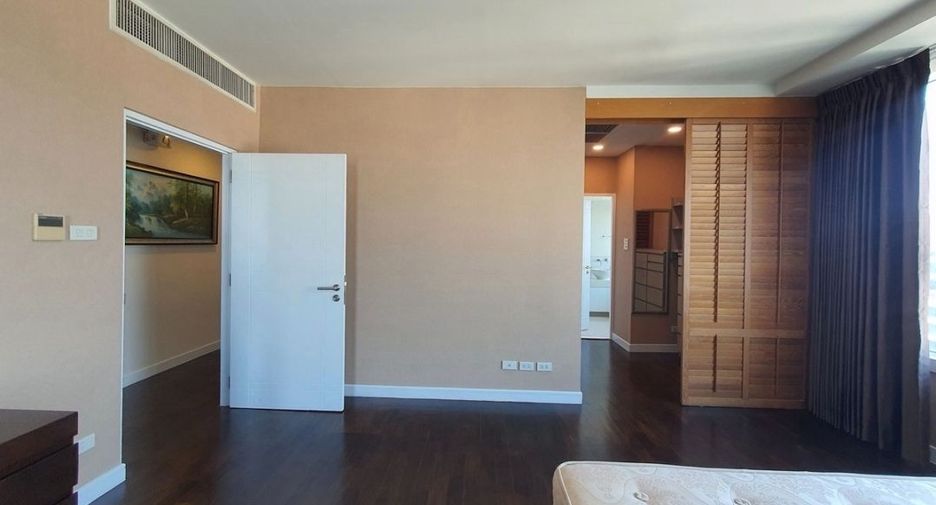 For sale 4 bedrooms condo in Khlong Toei, Bangkok