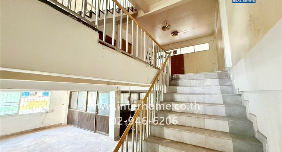 For sale 2 bedrooms retail Space in Huai Khwang, Bangkok