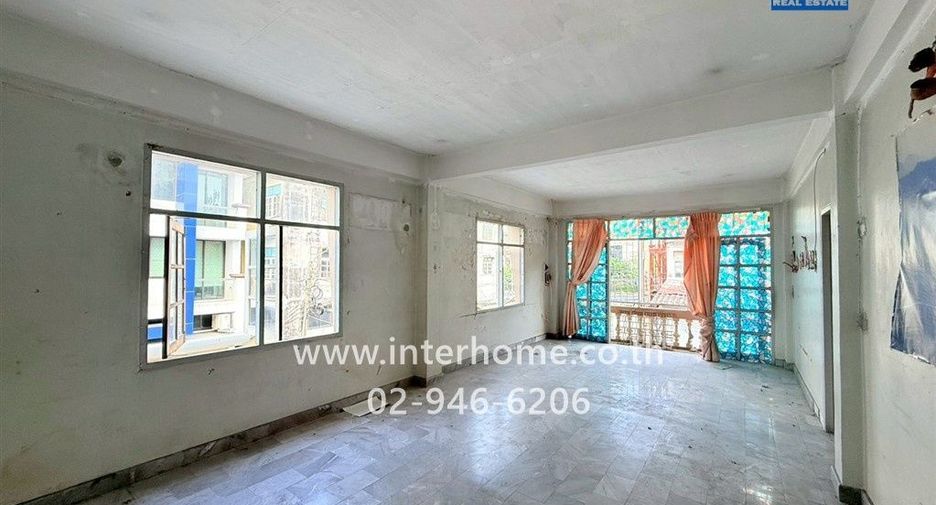 For sale 2 bedrooms retail Space in Huai Khwang, Bangkok