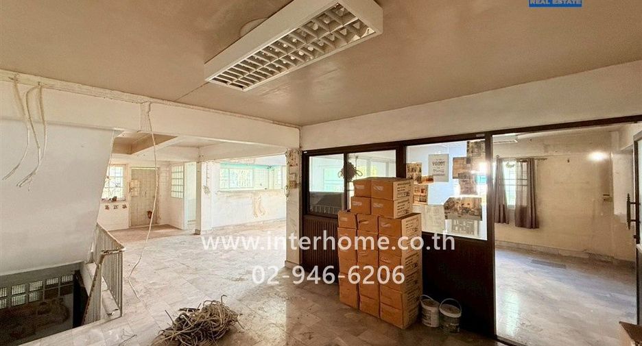 For sale 2 bedrooms retail Space in Huai Khwang, Bangkok