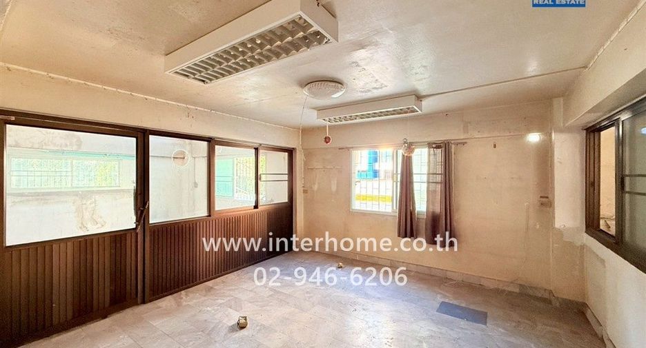 For sale 2 bedrooms retail Space in Huai Khwang, Bangkok