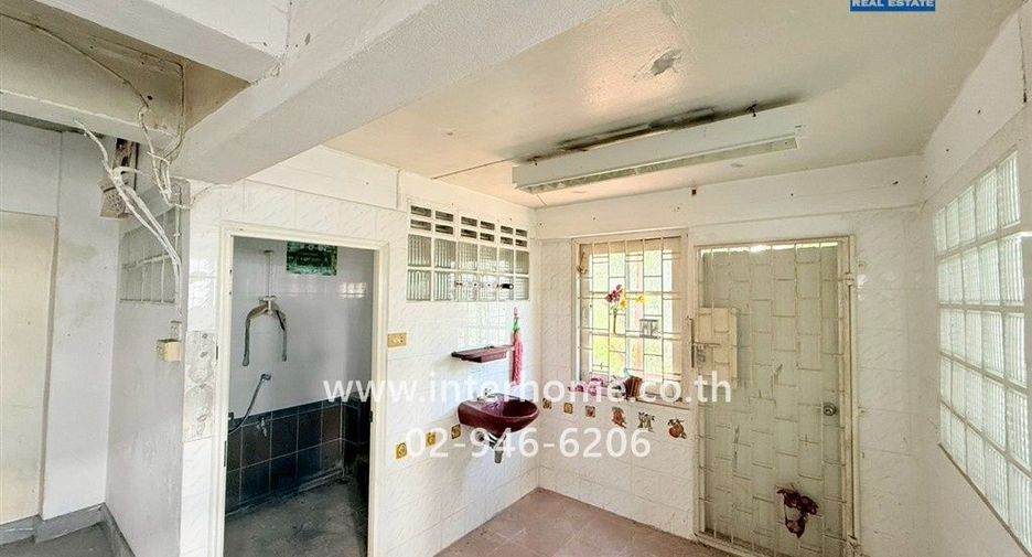 For sale 2 bedrooms retail Space in Huai Khwang, Bangkok