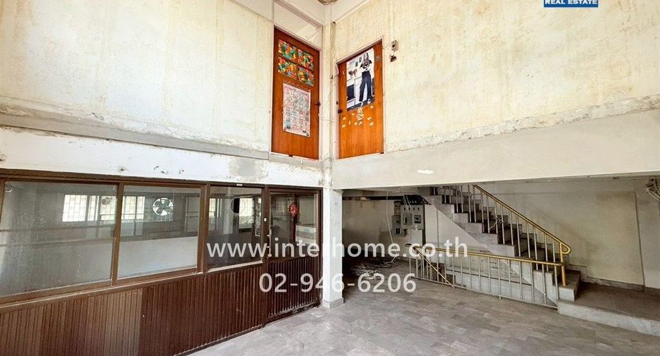 For sale 2 bedrooms retail Space in Huai Khwang, Bangkok