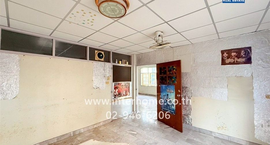 For sale 2 bedrooms retail Space in Huai Khwang, Bangkok