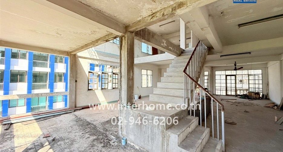 For sale 2 bedrooms retail Space in Huai Khwang, Bangkok