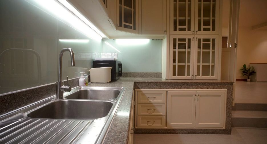 For rent 4 bedrooms retail Space in Khlong Toei, Bangkok