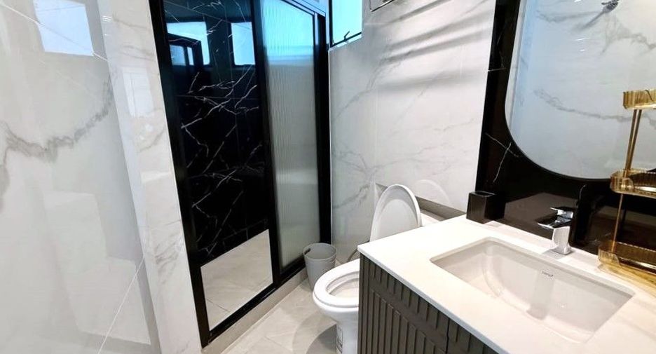 For sale 3 bedrooms condo in Khlong Toei, Bangkok