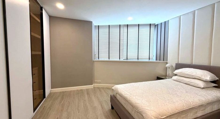 For sale 3 bedrooms condo in Khlong Toei, Bangkok
