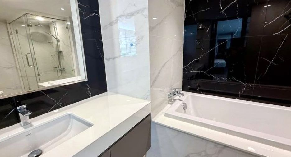 For sale 3 bedrooms condo in Khlong Toei, Bangkok