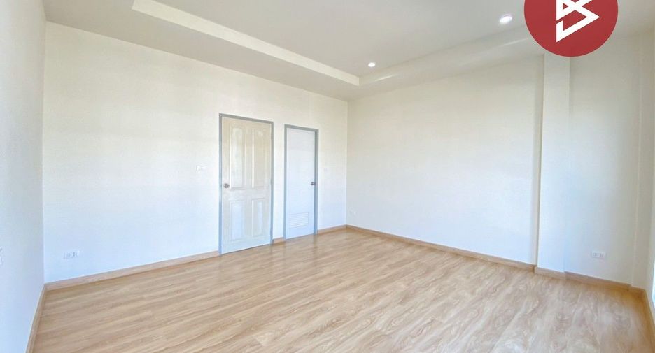 For sale 4 bedrooms townhouse in Mueang Samut Prakan, Samut Prakan