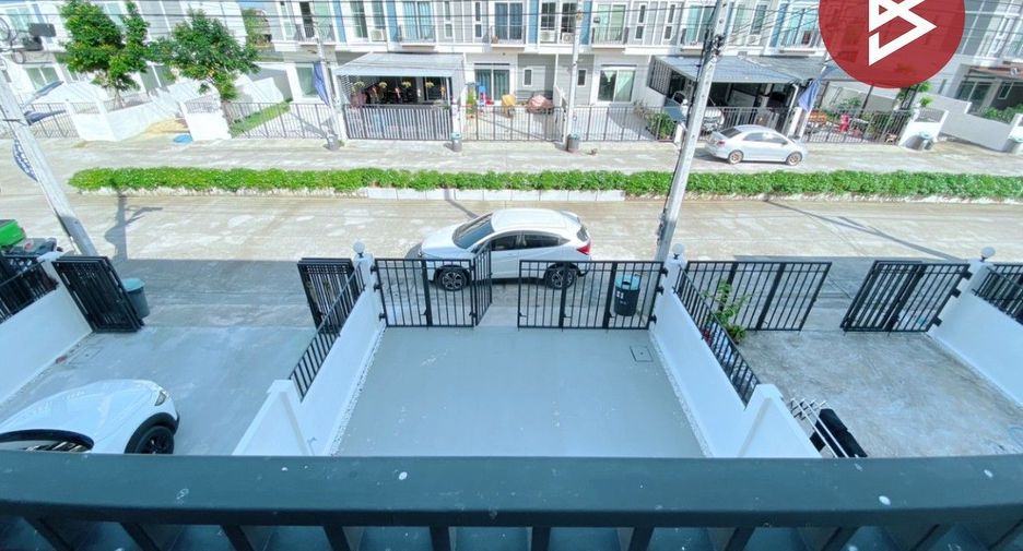 For sale 4 bedrooms townhouse in Mueang Samut Prakan, Samut Prakan
