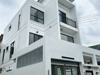 For rent 5 bedrooms house in Huai Khwang, Bangkok