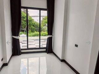 For rent 5 bedrooms house in Huai Khwang, Bangkok
