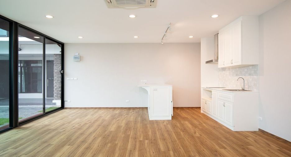 Haus zum Kauf mit 4 Zimmer in Pak Kret, Nonthaburi