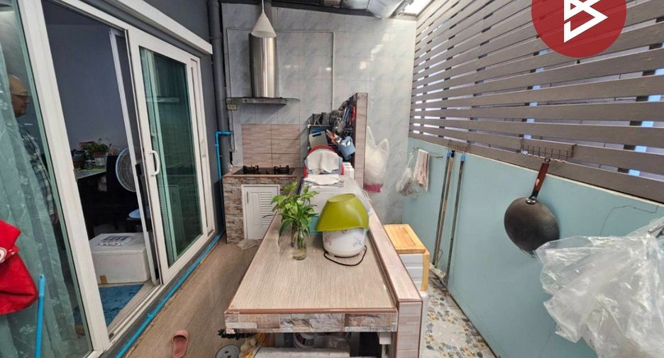 For sale 3 bedrooms townhouse in Mueang Samut Prakan, Samut Prakan