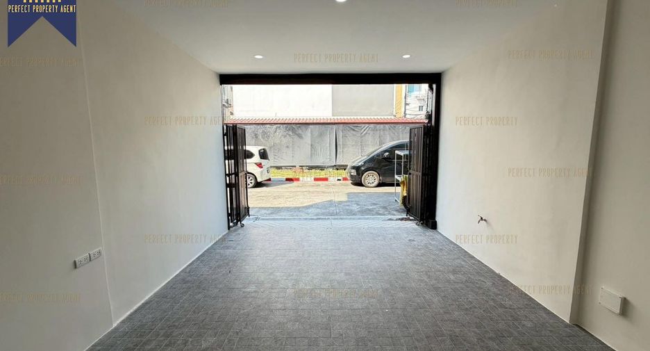 For sale 3 bedrooms townhouse in Bang Khen, Bangkok