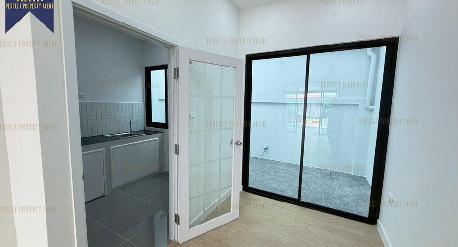 For sale 3 bedrooms townhouse in Bang Khen, Bangkok