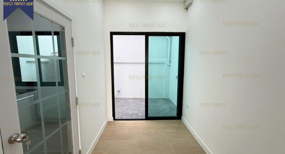 For sale 3 bedrooms townhouse in Bang Khen, Bangkok