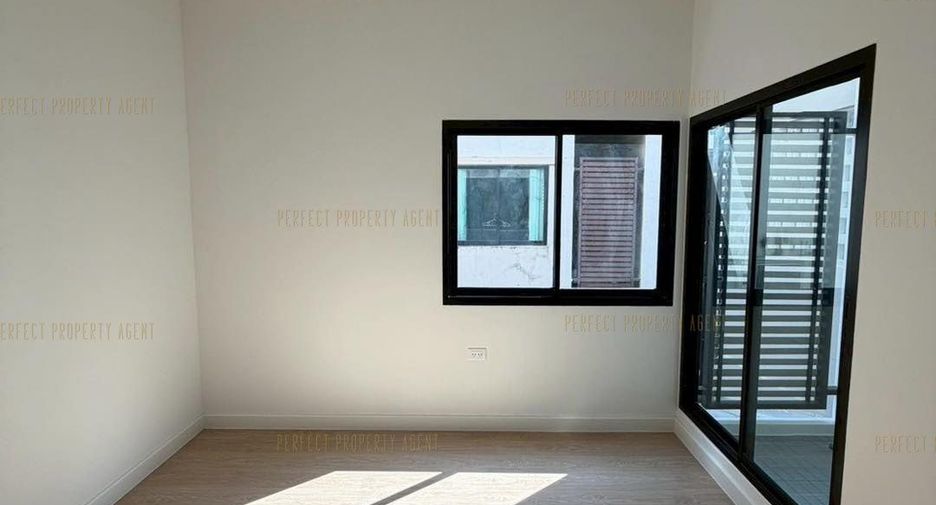 For sale 3 bedrooms townhouse in Bang Khen, Bangkok