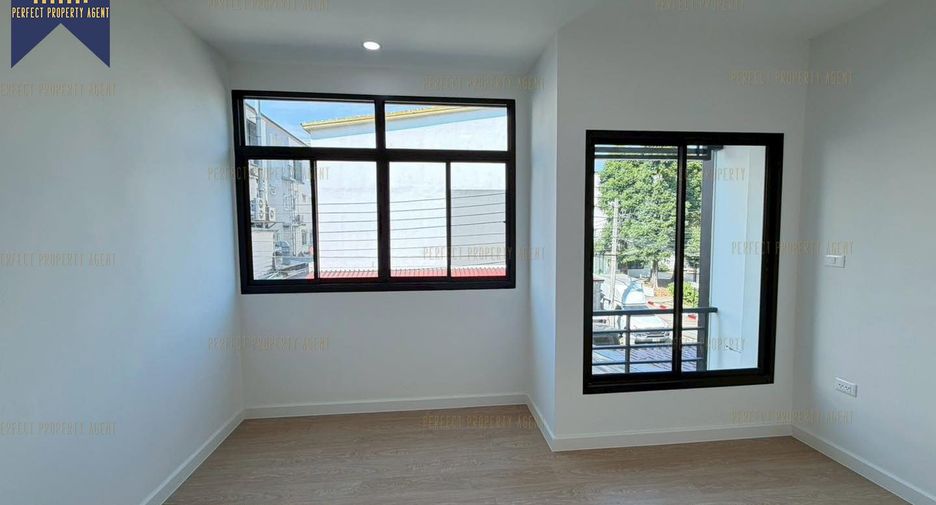 For sale 3 bedrooms townhouse in Bang Khen, Bangkok
