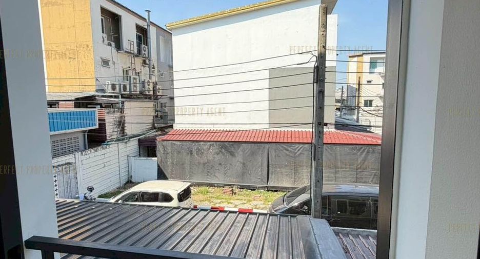 For sale 3 bedrooms townhouse in Bang Khen, Bangkok