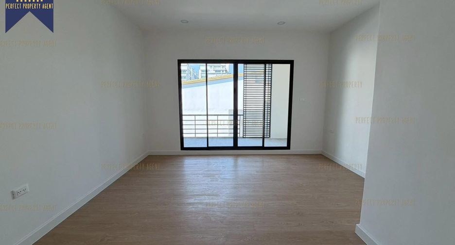 For sale 3 bedrooms townhouse in Bang Khen, Bangkok