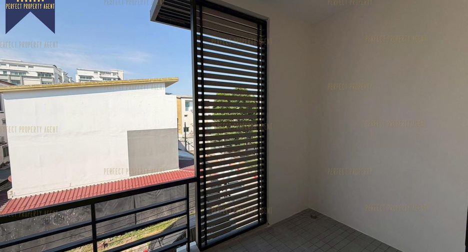 For sale 3 bedrooms townhouse in Bang Khen, Bangkok